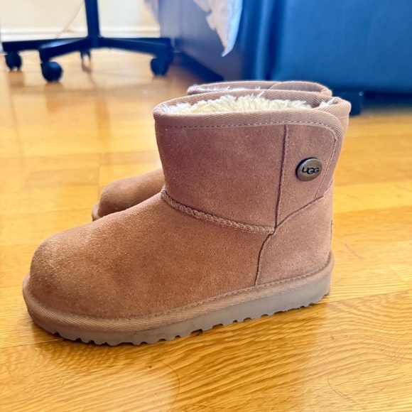 Uggs - Picture 2 of 4
